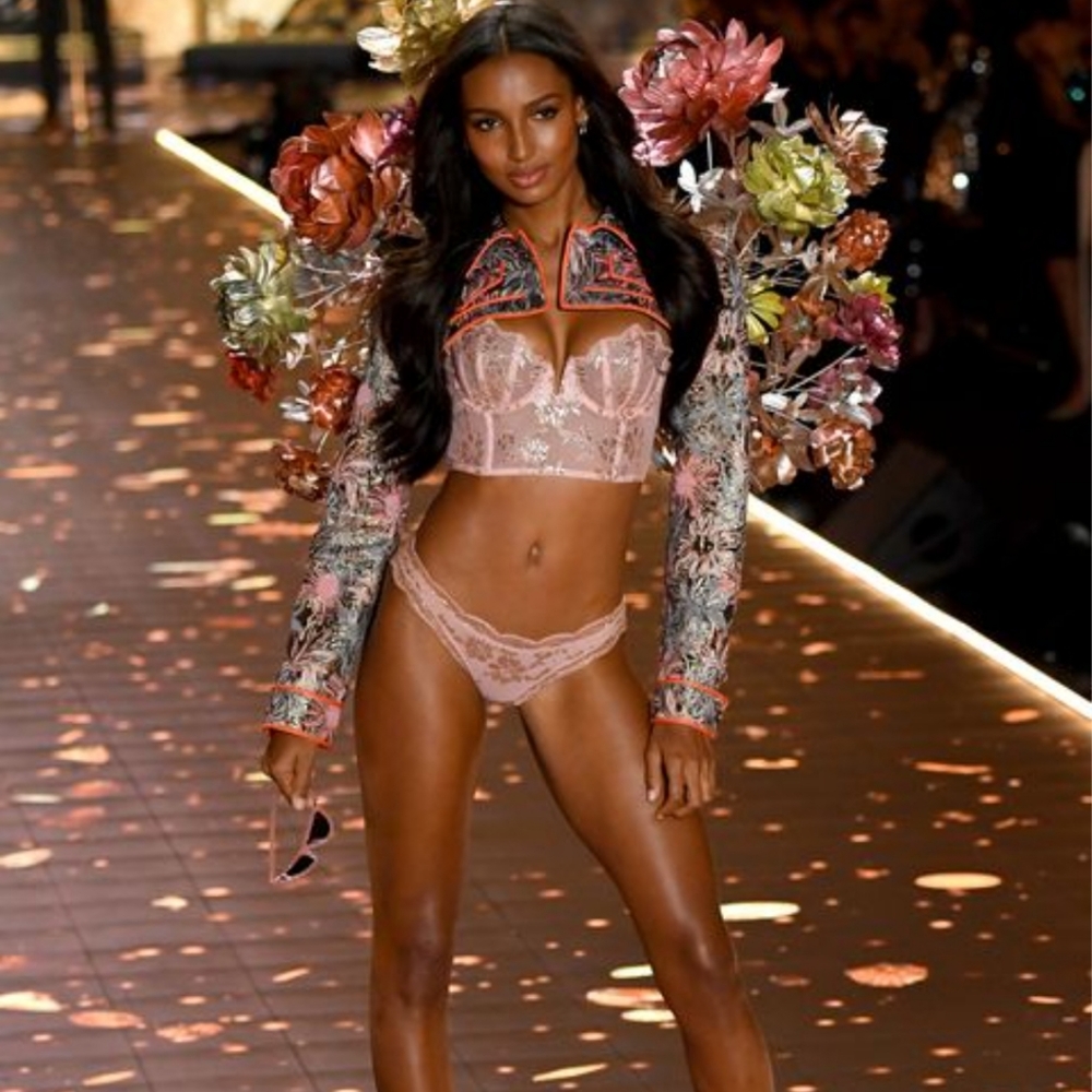 RARE VS FASHION SHOW Dream Angels Scalloped Lace Bustier